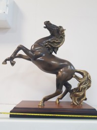 Статуэтка коня на подставке из мраморной крошки
